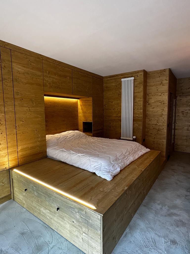 Camera da letto in legno naturale