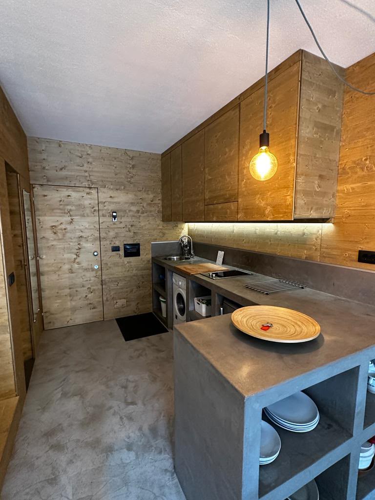 Cucina attrezzata in cemento e legno