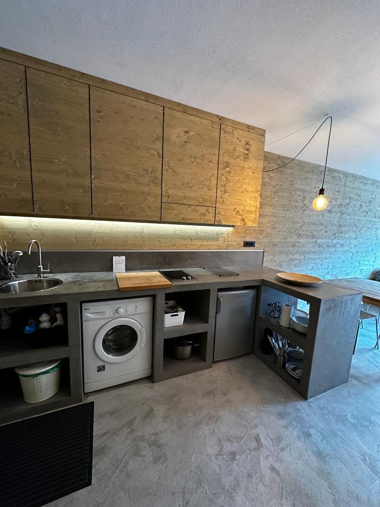 Cucina con lavatrice e piano cottura