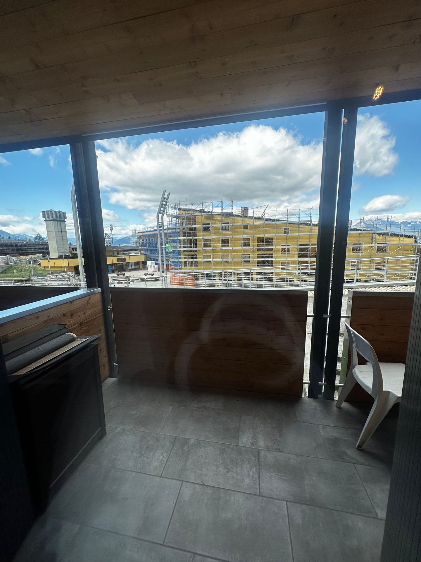 G11 · Balcone con vista sulle montagne