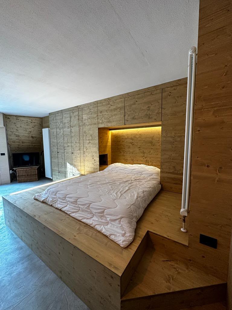 Letto matrimoniale su pedana in legno